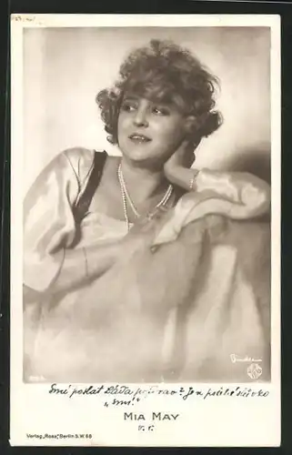 AK Schauspielerin Mia May im tollen Kostüm fragend zur Seite blickend
