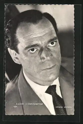 AK Schauspieler Eddie Constantine im Anzug ernst blickend