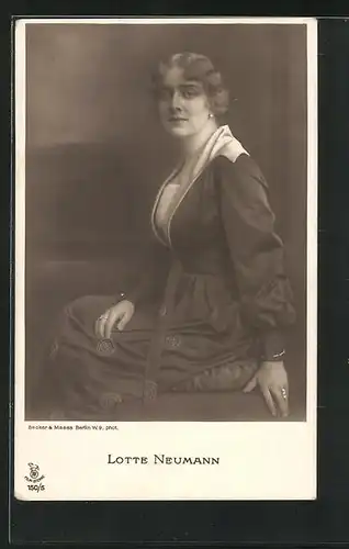 AK Schauspielerin Lotte Neumann im tollen Outfit in die Kamera blickend