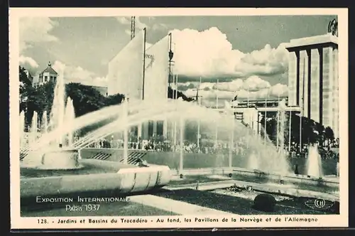 AK Paris, Exposition internationale 1937, Jardins et bassins du trocadero, au fond les pavillons de la Norvege