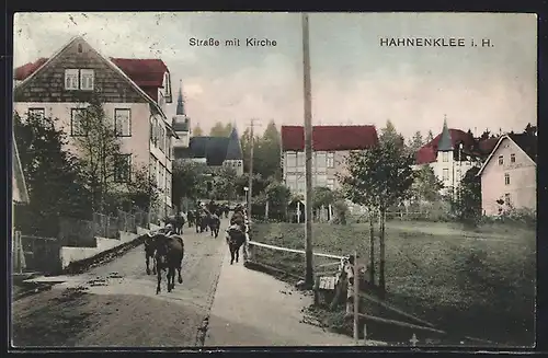 AK Hahnenklee i. H., Strassenpartie mit Kirche und Rindern