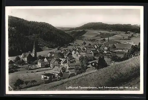 AK Tennenbronn /Bad. Schwarzwald, Teilansicht mit Kirche