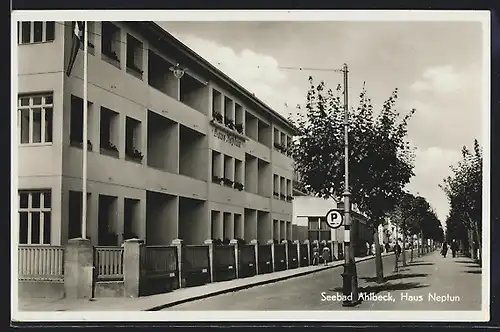 AK Seebad Ahlbeck, Strassenpartie mit Hotel Haus Neptun