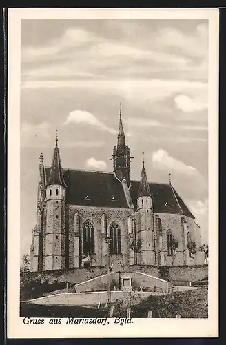 AK Mariasdorf, Seitenansicht der Kirche bei Tageslicht
