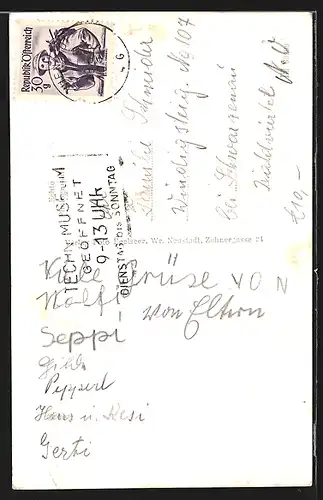 AK Podersdorf am Neusiedlersee, Strassenpartie mit Kirche und Storchennest