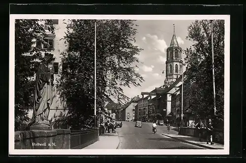 AK Rottweil a. Neckar, Die Hochbrücktorstrasse mit Denkmal und Passanten