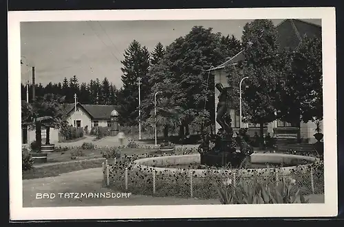 AK Bad Tatzmannsdorf, Ortspartie mit Brunnen