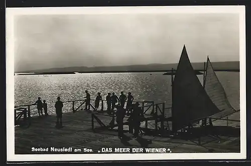 AK Neusiedl am See, Auf dem Seesteg im Licht der Abendsonne