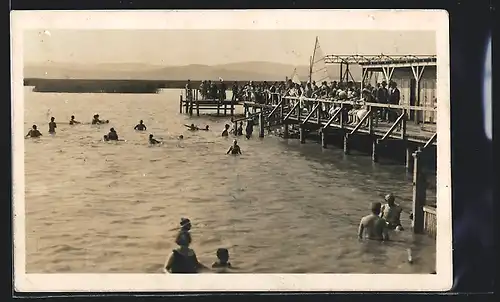 AK Neusiedl am See, Badegäste tummeln sich im Wasser, Besucher auf dem Steg