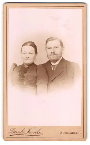 Fotografie Bernh. Franke, Spremberg, Sympathisches, attraktives Ehepaar posiert in vertrauter Pose