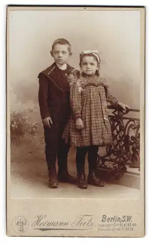 Fotografie Hermann Tietz, Berlin, Leipziger Str. 46-49, Süsses Geschwisterpaar in Kleidchen und Jacke