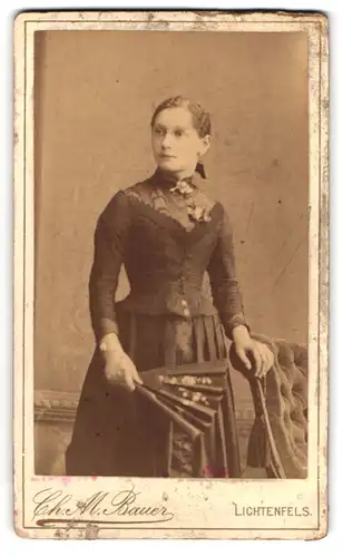 Fotografie Ch. M. Bauer, Lichtenfels, Bamberger Strasse, Hübsche junge Frau hält einen Fächer in der Hand
