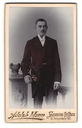 Fotografie Adolph Mann, Hamburg-St. Pauli, Reeperbahn 103, Gutbürgerlicher Herr mit Schnauzbart trägt edlen Anzug