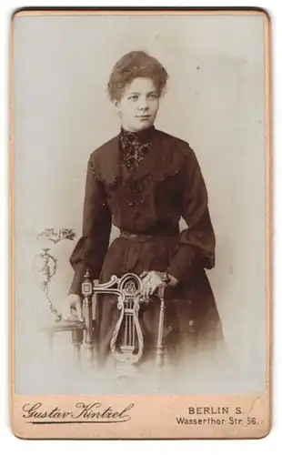 Fotografie Gustav Kintzel, Berlin, Wasserthor Str. 56, Attraktive junge Frau mit Hochsteckfrisur und schwarzem Kleid