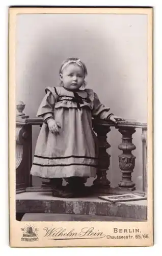 Fotografie Wilhelm Stein, Berlin, Chausseestr. 65 /66, Süsses blondes Mädchen mit Schleife im Haar