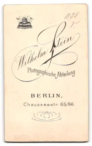 Fotografie Wilhelm Stein, Berlin, Chausseestr. 65 /66, Süsses blondes Mädchen mit Schleife im Haar