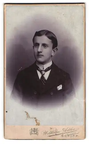 Fotografie Wilhelm Adler, Coburg, Allee 6, Hübscher Junge mit Krawatte und Einstecktuch