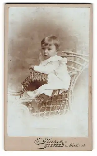 Fotografie E. Glaser, Eisfeld, Markt 28, Hübsches kleines Mädchen mit einem Korb in der Hand