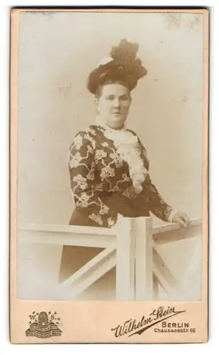 Fotografie Wilhelm Stein, Berlin, Chausseestr. 66, Gutbürgerliche Dame mit rundem Gesicht und ausgefallenem Hut