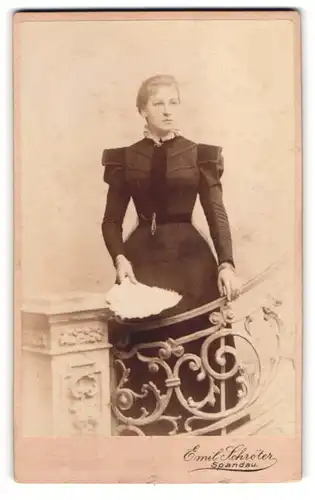 Fotografie Emil Schröter, Spandau, Breitestr. 32, Hübsche elegante Blondine mit Fächer in der Hand