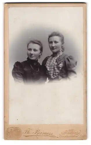 Fotografie Th. Reimers, Hamburg, Reeperbahn 20, Zwei junge hübsche Schwestern mit sympathischem Lächeln