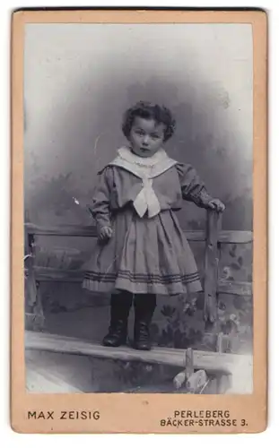 Fotografie Max Zeisig, Perleberg, Bäcker-Str. 3, Hübsches kleines Mädchen in Stiefeln und mit Spitzenkragen