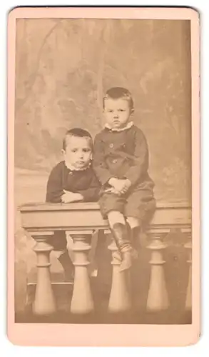Fotografie H. A. Krull, Neu-Strelitz, Zwei niedliche Jungen, einer in lässiger Pose der andere mit trotzigem Blick