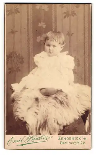 Fotografie Emil Rücker, Zehdenick, Berlinerstr. 22, Hübsches kleines Mädchen im weissem Kleid mit verärgertem Blick