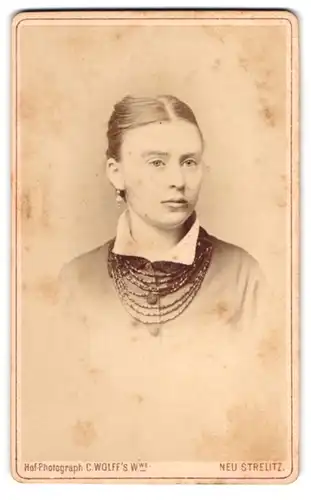 Fotografie C. Wolff`s Wwe., Neu-Strelitz, Schloss Str. 14, Hübsche junge Frau mit eleganten Ohrringen und Kette