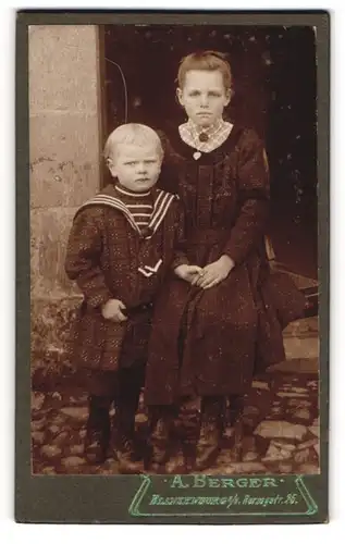 Fotografie A. Berger, Blankenburg i. H., Herzogstr. 25, Junges hübsches Geschwisterpaar mit trotzigen Gesichtern