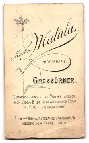 Fotografie Martin Matula, Grossörner, Süsses Mädchen mit grossen Kulleraugen im karierten Kleidchen