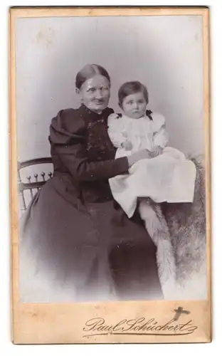 Fotografie Paul Schückert, Charlottenburg, Berlinerstr. 112, Ältere Dame mit ihrer süssen Enkelin auf dem Schoss