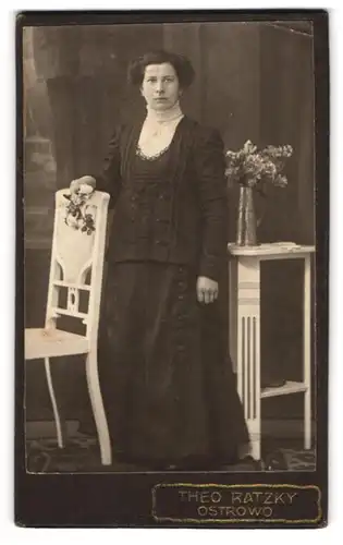 Fotografie Theo Ratzky, Ostrowo, Bahnhofstr. 27, Gutbürgerliche hübsche Frau mit Hochsteckfrisur und schwarzem Kleid