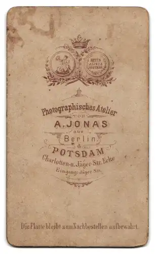 Fotografie A. Jonas, Potsdam, Jäger-Str., Hübsches junges Mädchen im eleganten Kleid in einem Buch lesend
