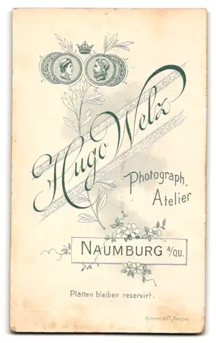 Fotografie Hugo Welz, Naumburg a. Qu., Süsses kleines Mädchen mit Hut und Puppe