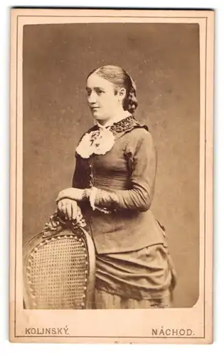 Fotografie Kolinsky, Náchod, Hübsches junges Mädchen mit eleganter Frisur und Schleife am Kleid