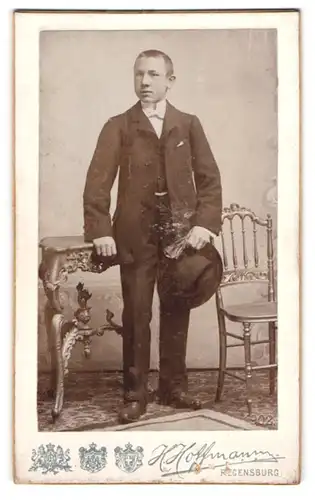 Fotografie H. Hoffmann, Regensburg, Gutbürgerlicher junger Mann im Anzug mit Hut
