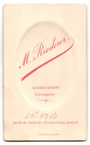 Fotografie M. Riederer, Schweinfurt, Linsengasse, Elegante Dame mit Perlenohrringen und verärgertem Blick