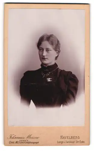 Fotografie Johannes Messow, Havelberg, Lange u. Sandauerstr., Hübsche attraktive Frau im schwarzen Kleid mit Kette