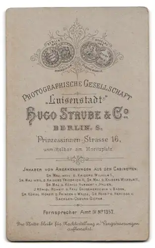 Fotografie Hugo Strube & Co., Berlin, Prinzessinnen Strasse 16, Attraktive junge Frau mit Spitzenbluse und Brosche