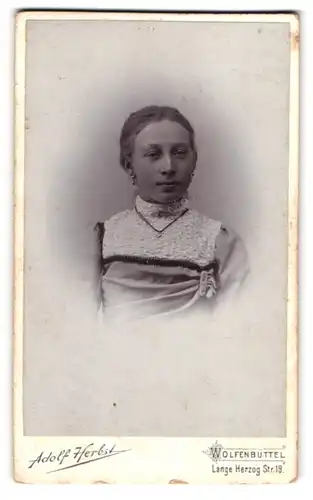 Fotografie Adolf Herbst, Wolfenbüttel, Lange Herzog Str. 19, Hübsches Mädchen mit zurückgebundenem Haar und Kette