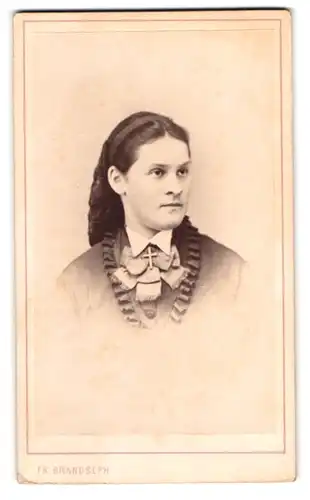 Fotografie Fr. Brandseph, Stuttgart, Junge Dame in schwarzem Kleid mit dunklen Haaren und silberner Kreuzkette
