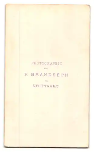 Fotografie Fr. Brandseph, Stuttgart, Junge Dame in schwarzem Kleid mit dunklen Haaren und silberner Kreuzkette