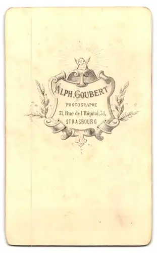 Fotografie Alph. Goubert, Strasbourg, Rue de l`Hôpital 31, Junge Frau mit breiter Kreuzkette und müdem Blick am Lächeln