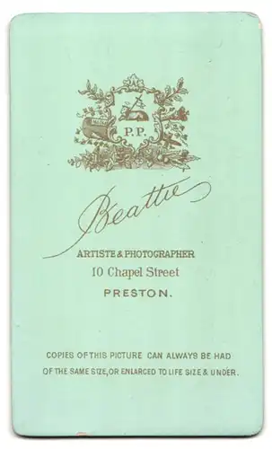Fotografie Beattie, Preston, 10 Chapel Street, Dame in dunklem taillierten Kleid mit kleinem weissen Hut und Kragen
