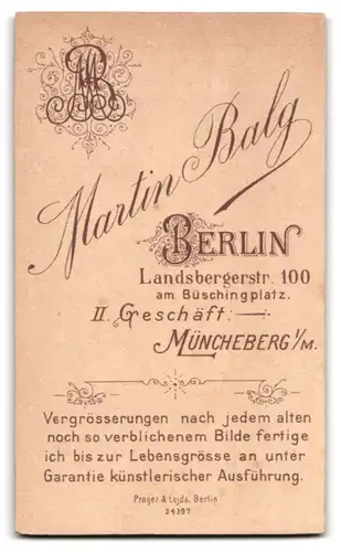 Fotografie Martin Balg, Berlin, Landsbergerstr. 100, Bürgerliche Dame in Kleid mit weissem Kragen und Puffärmeln