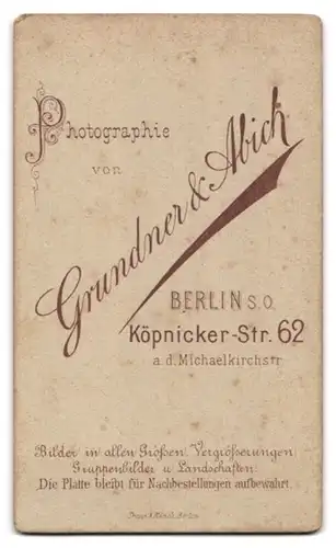 Fotografie Grundner & Abich, Berlin, Köpenicker Str. 62, Junge Dame in schwarzem Kleid mit silberner Kette