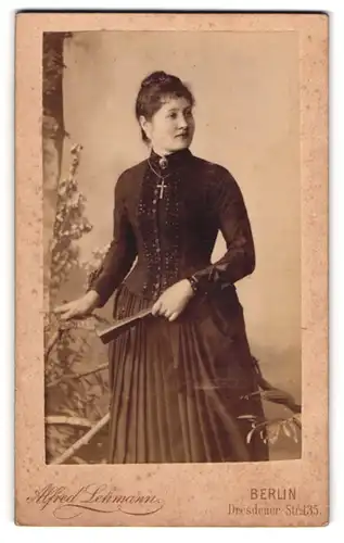 Fotografie Alfred Lehmann, Berlin, Dresdener Str. 35, Hübsche junge Dame in schwarzem Kleid mit Kreuzkette und Fächer