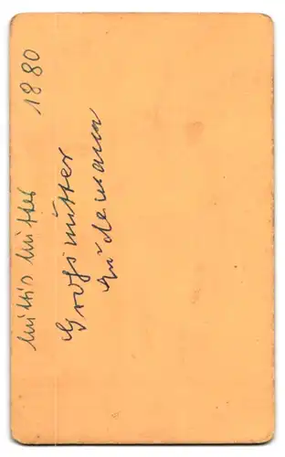 Fotografie G. Steffens, Berlin, Potsdamer Str. 116, Junge Frau mit geflochtenen Haaren in hellem Kleid mit Schleife