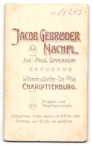 Fotografie Jacob Gebrüder, Charlottenburg, Wilmersdorfer Str. 55, Niedliches Mädchen in schwarzem Kleid mit Reifen